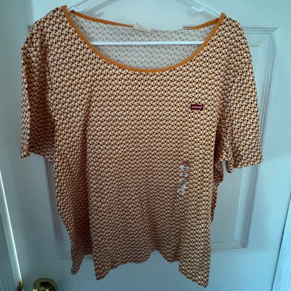 Levi’s fitted t shirt.